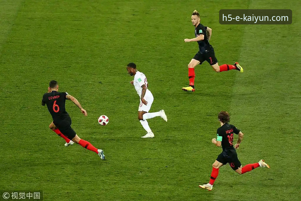 传控的幻象与反击的锋芒：英格兰vs日本背后的现代足球战术抉择